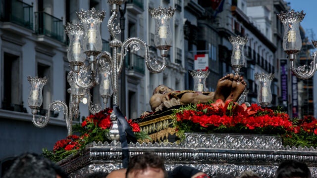Anderos transportan la talla del Cristo durante la procesión de La Soledad y del Desamparo y del Cristo Yacente, que sale desde la Iglesia de la Concepción Real de Calatrava, en Madrid