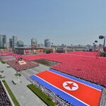Imagen de la reunión nacional y una procesión pública de ciudadanos de Pyongyang que conmemoran el 110º aniversario del nacimiento del difunto fundador del país, Kim Il Sung, en la plaza Kim Il Sung de Pyongyang, Corea del Norte
