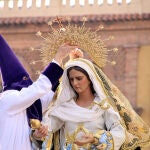 La procesión del Encuentro vuelve a llenar la plaza de la catedral de León para celebrar la resurrección de Cristo