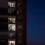Edificio con luz durante la noche