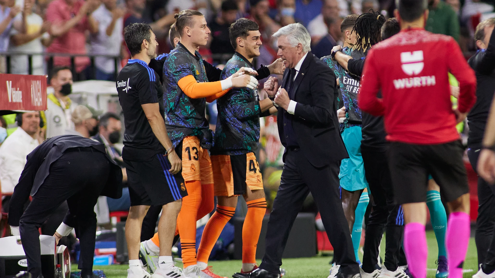 Carlo Ancelotti celebra la victoria del Real Madrid en el Sánchez Pizjuán