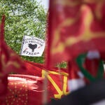 Ikurriñas y banderas de Navarra junto a una pancarta por los presos de ETA en una marcha por el día del Aberri Eguna, en el Paseo de Sarasate, el domingo en Pamplona.