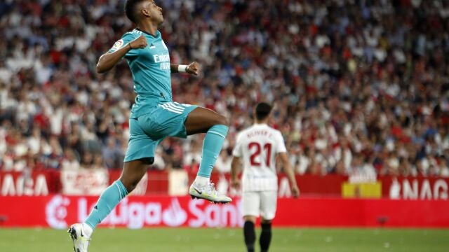 Rodrygo celebra el gol que hizo al Sevilla en el Sánchez Pizjuán