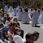 Varias personas participan en el desfile del Domingo de Resurrección de la Semana Santa Marinera de Valencia, a 17 de abril de 2022