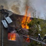 Bomberos trabajando inmediatamente después de un bombardeo ruso en Jarkiv, este domingo