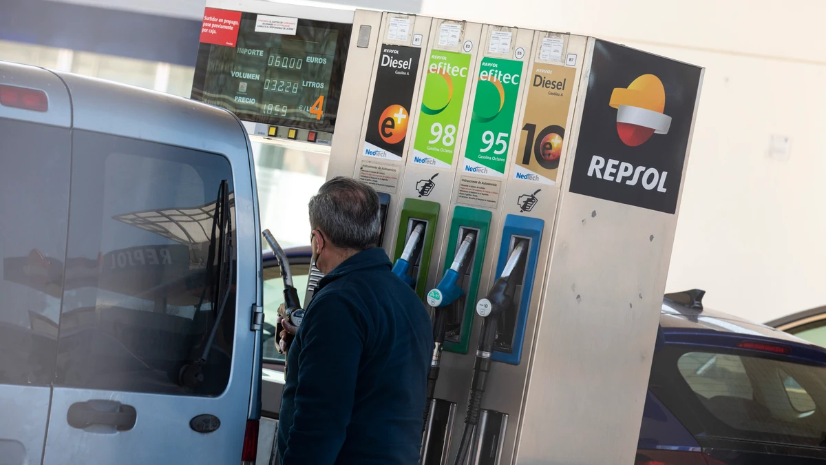 Un hombre reposta en una gasolinera de Repsol