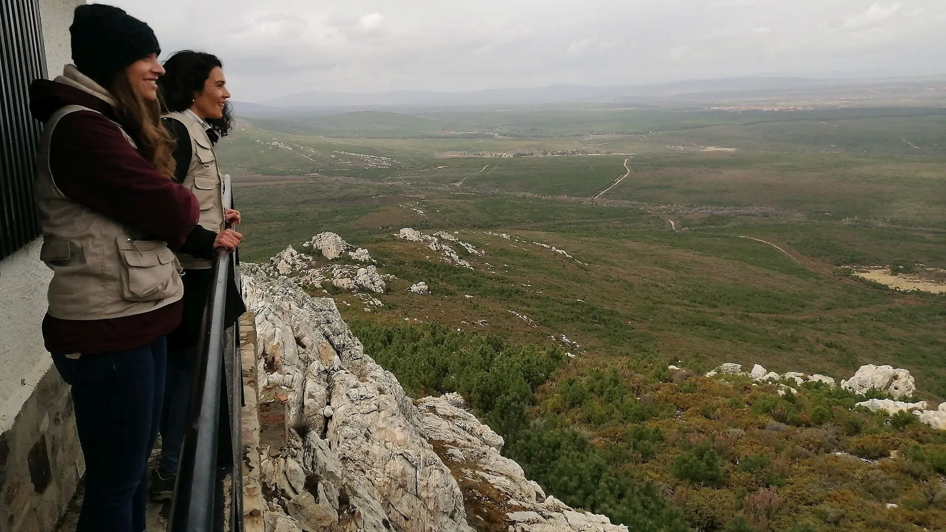 La delegada territorial en funciones, Ester Muñoz, y la jefa del servicio territorial de Medio Ambiente, Isabel García, visitan la zona afectada por el incendio de Castrocontrigo hace casi diez años