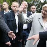 La candidata ultraderechista, Marine Le Pen, saluda a la gente en Saint-Pierre-en-Auge (Normandía)