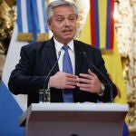 El presidente de Argentina, Alberto Fernández, habla durante una declaración conjunta ante los medios de comunicación junto a su homólogo de Ecuador, Guillermo Lasso (fuera de cuadro), hoy, tras una reunión privada en la Casa Rosada, sede del Ejecutivo en Buenos Aires (Argentina).