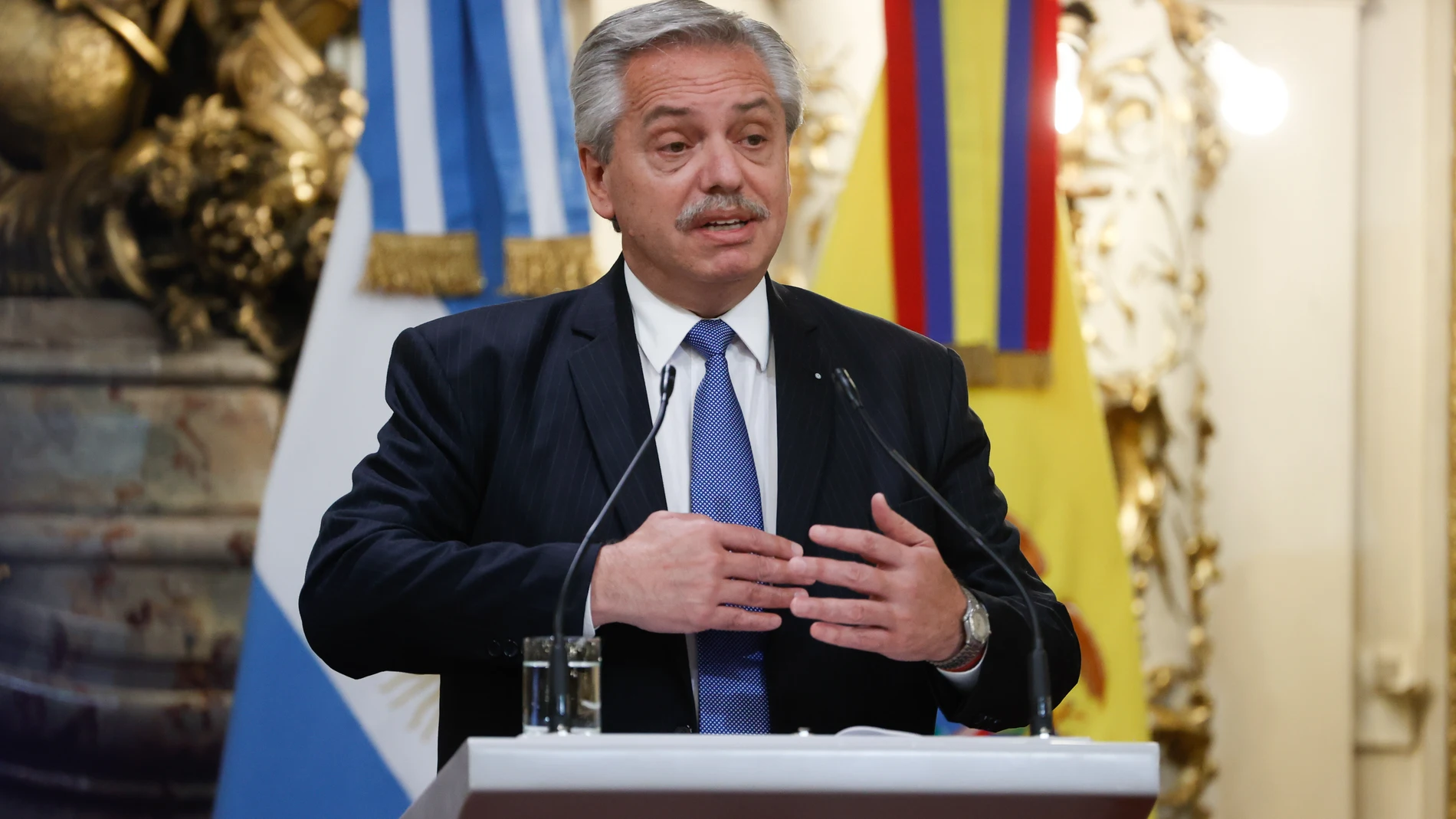 El presidente de Argentina, Alberto Fernández, habla durante una declaración conjunta ante los medios de comunicación junto a su homólogo de Ecuador, Guillermo Lasso (fuera de cuadro), hoy, tras una reunión privada en la Casa Rosada, sede del Ejecutivo en Buenos Aires (Argentina).