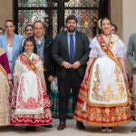 El presidente de Murcia, Fernando López Miras (c), acompañado por las reinas de la Huerta de la fiestas de primavera de Murcia, la mayor, Maite Irles (3d) y la menor ángela Moreno (6i), el presidente de la Federación de Peñas Huertanas Juan Pablo Hernández (5d), el consejero de presidencia Marcos Ortuño (2d), las falleras Mayor Carmen MArtín (2i) y la menor Nerea López (4i), posan para la foto de familia, durante un momento de la recepción a las Reinas de la Huerta de las fiestas de primavera de esa ciudad de 2021 y 2022, este lunes en el Palacio de San Esteban.