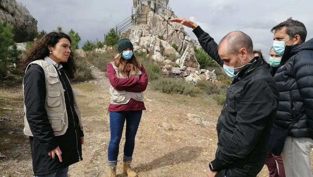 La delegada territorial en funciones, Ester Muñoz, y la jefa del servicio territorial de Medio Ambiente, Isabel García, visitan la zona afectada por el incendio de Castrocontrigo hace casi diez años