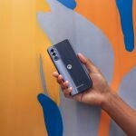 Moto g52 en color gris.