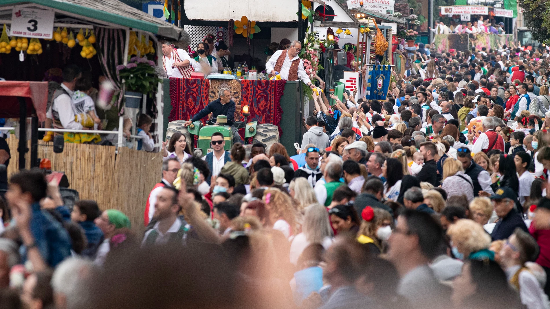 Vista de la Avenida Teniente Flomesta de Murcia durante el desfile del bando de la huerta
