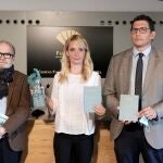 Rafael Muñoz Zayas, director de Actuaciones Socioculturales de la Fundación Unicaja; Bárbara Alí, ganadora del premio; y Manuel Borrás, director de la Editorial Pre-Textos