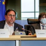 Oriol Junqueras y Carles Puigdemont denunciaron en Bruselas el presunto espionaje