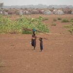 Una mujer y un niño en la zona Sur de Omo, en Etiopía, afectada por la sequía de este año.