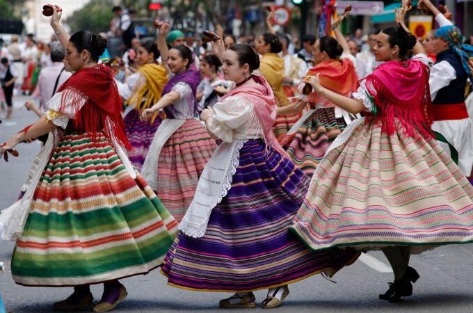 Varias huertanas bailan durante el desfile del Bando de la Huerta, el día más grande de las Fiestas de Primavera de Murcia, a 19 de abril de 2022, en Murcia Varias huertanas bailan durante el desfile del Bando de la Huerta, el día más grande de las Fiestas de Primavera de Murcia, a 19 de abril de 2022, en Murcia