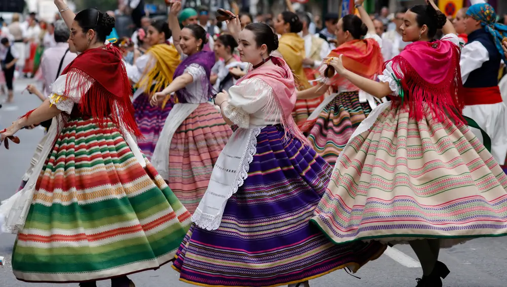 Varias huertanas bailan durante el desfile del Bando de la Huerta, el día más grande de las Fiestas de Primavera de Murcia, a 19 de abril de 2022, en Murcia