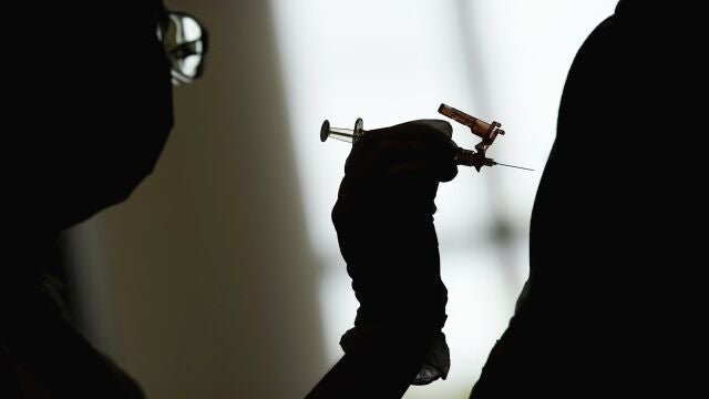 La primera vacuna de refuerzo bivalente contra la Covid-19 muestra eficacia contra todas las variantes