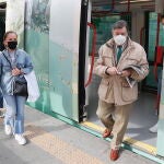 Unas personas salen de un transporte público en Sevilla. EFE/José Manuel Vidal