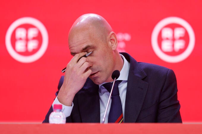 Luis Rubiales, ex presidente de la Real Federación Española de Fútbol, comparece ante los medios de comunicación para abordar la polémica generada por los contratos suscritos con Arabia Saudí para la celebración de la Supercopa de España