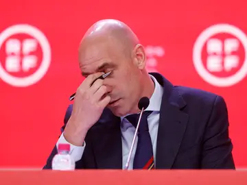 Luis Rubiales, ex presidente de la Real Federación Española de Fútbol, comparece ante los medios de comunicación para abordar la polémica generada por los contratos suscritos con Arabia Saudí para la celebración de la Supercopa de España Luis Rubiales, ex presidente de la Real Federación Española de Fútbol, comparece ante los medios de comunicación para abordar la polémica generada por los contratos suscritos con Arabia Saudí para la celebración de la Supercopa de España