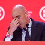 Luis Rubiales, ex presidente de la Real Federación Española de Fútbol, comparece ante los medios de comunicación para abordar la polémica generada por los contratos suscritos con Arabia Saudí para la celebración de la Supercopa de España