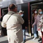 Personas con mascarilla en el transporte público