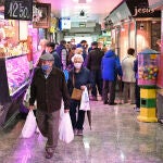 Varios clientes con mascarillas en un mercado de la Comunidad