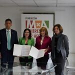 La ministra de Sanidad, Carolina Darias, y la presidenta de la Fundación Mujeres por África, María Teresa Fernández de la Vega, tras el acto de firma de ratificación del convenio entre la Fundación CSAI y la Fundación Mujeres por África para participar en el proyecto ‘Ellas investigan’.