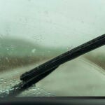 La falta de lluvia puede hacer que nos olvidemos de cuidar los limpiaparabrisas, pero es en estos momentos cuando es más importante | Fuente: EFE/ Antonio Garcia