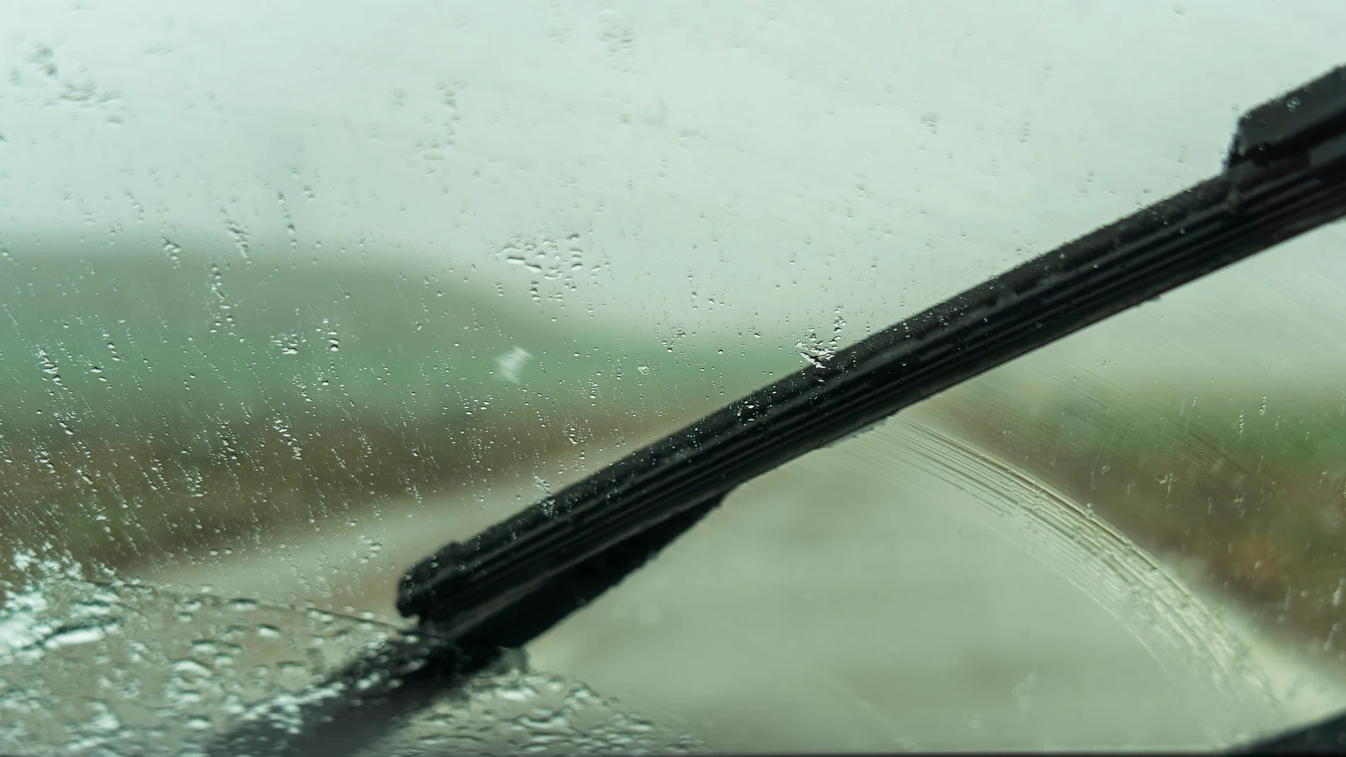 La falta de lluvia puede hacer que nos olvidemos de cuidar los limpiaparabrisas, pero es en estos momentos cuando es más importante | Fuente: EFE/ Antonio Garcia