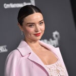 Miranda Kerr en la gala de 10 años de Baby2Baby el 13 de noviembre de 2021 en West Hollywood, CA.