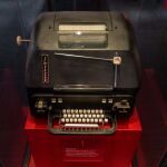 El teléfono rojo era, en realidad, era una máquina de teletipo. En una primera fase consistió en comunicaciones escritas que se transmitían a través de cable.