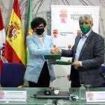 Juan Francisco García Marín, trctor de la ULE, y la Directora Territorial de Banca Comercial de Castilla y León Norte de Unicaja Banco, Marga Serna, suscriben el convenio de colaboración