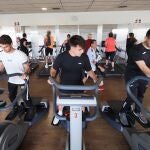 Varias personas practican deporte, sin mascarilla, en cintas de correr en el Centro de Deporte y Ocio Covaresa de Valladolid