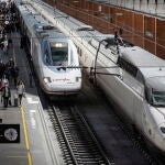 Dos trenes de alta velocidad de Renfe en la estación sevillana de Santa Justa