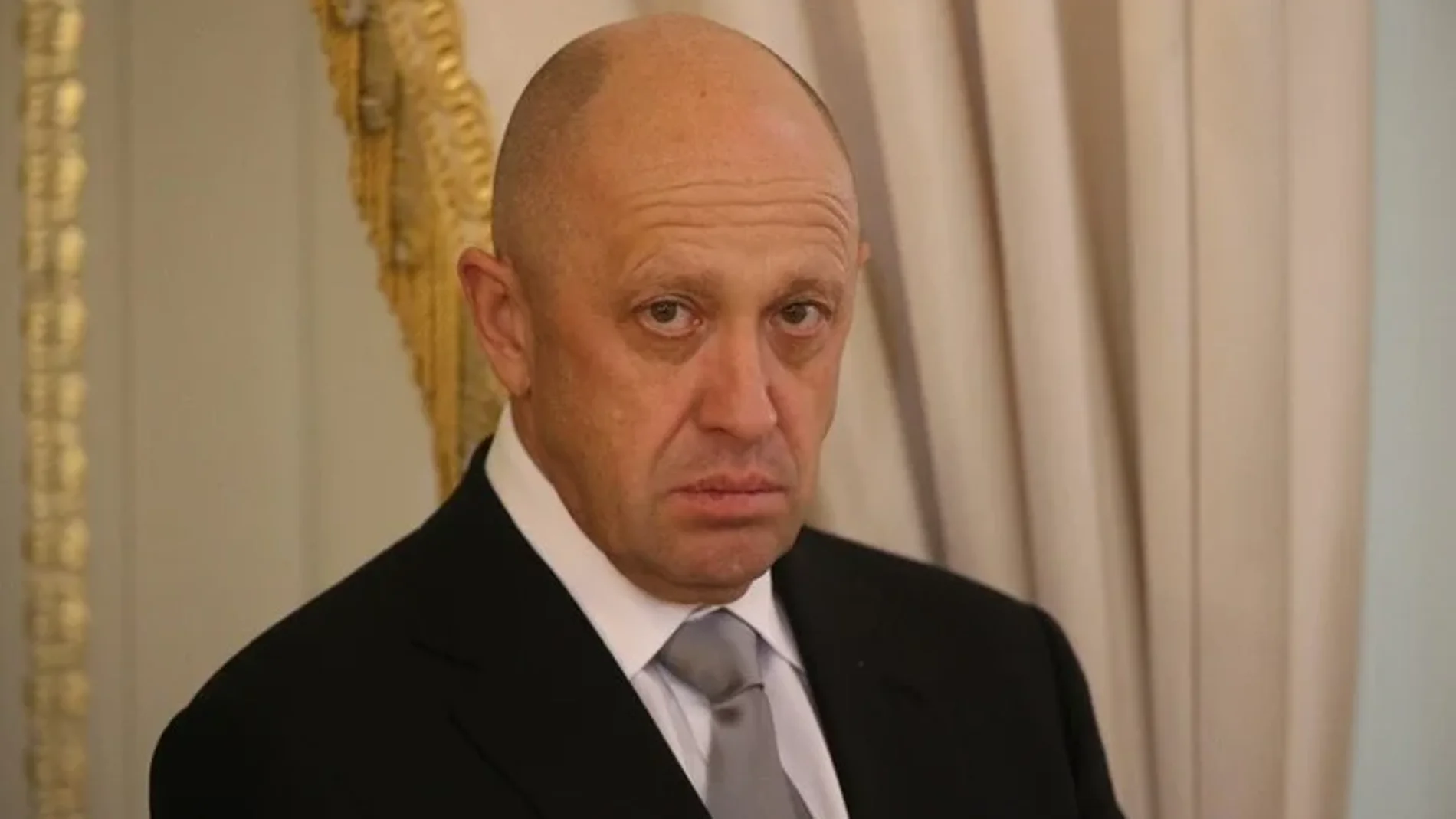 Prigozhin, conocido como chef de Putin, se ha convertido en un fiel escudero y es el responsable también del grupo Wagner, un ejército privado del inquilino del Kremlin que ahora recluta a delincuentes e indigentes para llevarlos al frente en Ucrania