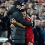 Klopp abraza a Thiago después del partido de la Premier contra el Manchester City