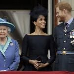 La Reina Isabel, Meghan Markle y el príncipe Harry en su última imagen juntos