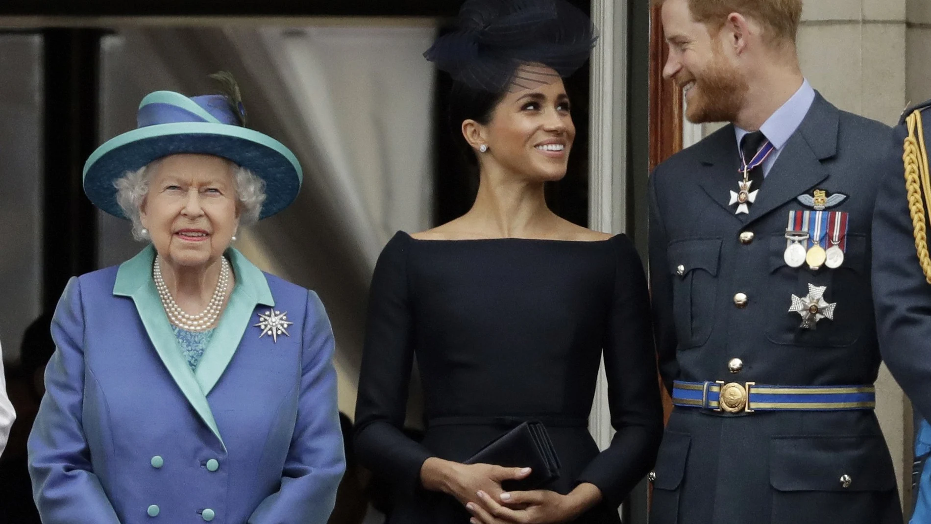 La Reina Isabel, Meghan Markle y el príncipe Harry en su última imagen juntos