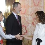 Los Reyes Felipe y Letizia saludan a la humorista y presentadora Paz Padilla