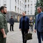 El presidente de Ucrania, Volodimir Zelenski; la primera ministra de Dinamarca, Mette Frederiksen, y el presidente del Gobierno, Pedro Sánchez, se saludan antes de reunirse, a 21 de abril de 2022, en Kiev (Ucrania).
