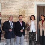 El Consejo Regulador de la Denominación de Origen de Rueda en la placa homenaje a Miguel Delibes