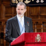 ALCALÁ DE HENARES (MADRID), 22/04/2022.- El rey Felipe VI pronuncia un discurso durante el acto de entrega del Premio Cervantes a la escritora uruguaya Cristina Peri Rossi este viernes en el Paraninfo de la Universidad de Alcalá de Henares. EFE/Ballesteros POOL