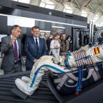 El ex ministro de Ciencia e Innovación y astronauta Pedro Duque (2i), enseña a la consellera de Innovación, Universidades, Ciencia y Sociedad Digital, Carolina Pascual (1i), y al presidente de la Generalitat valenciana, Ximo Puig (3i), su traje original de astronauta cedido al Museo de las Ciencias de Valencia