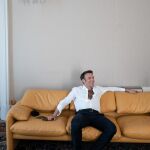 Emmanuel Macron con el pecho descubierto