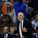 Laso da instrucciones en el segundo partido de la serie ante el Maccabi