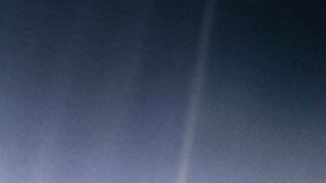 En la imagen remasterizada se ve la Tierra atravesada por un rayo de Sol.